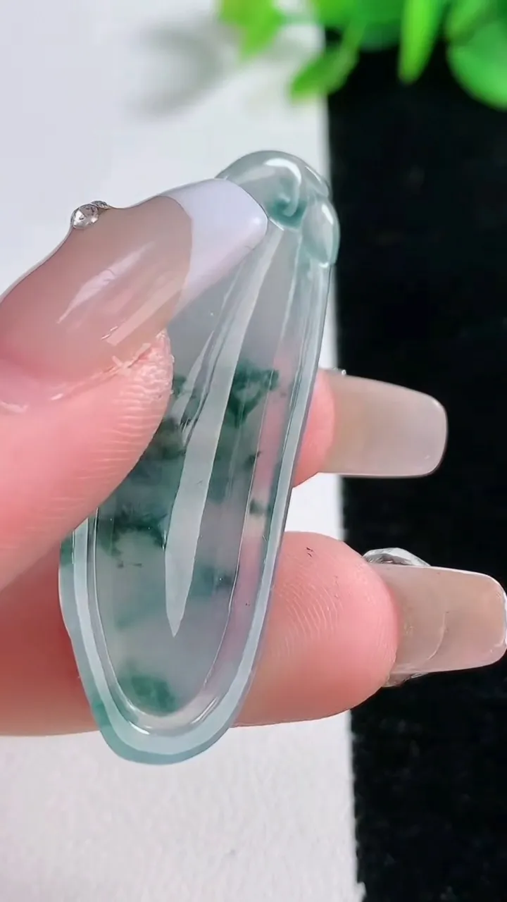 天然A货翡翠冰种飘花福瓜吊坠，尺寸44.5-16-6.1，重量:7.56g
12月30日