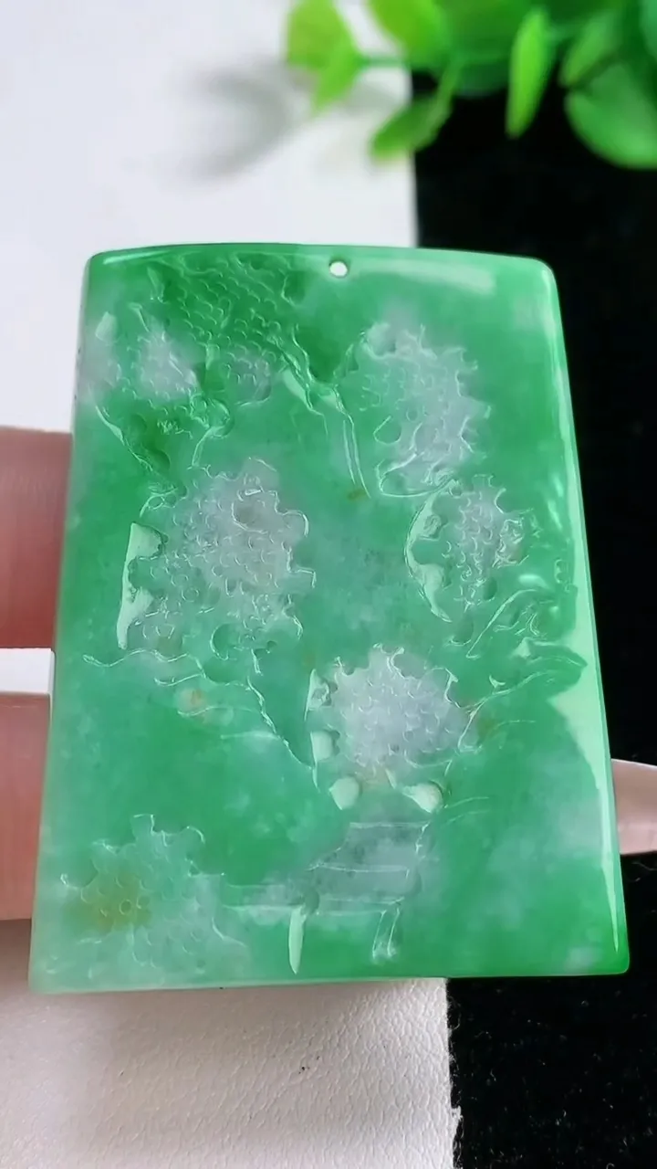 天然A货翡翠山水牌吊坠，尺寸50-39.4-9，重量:39.94g
12月30日