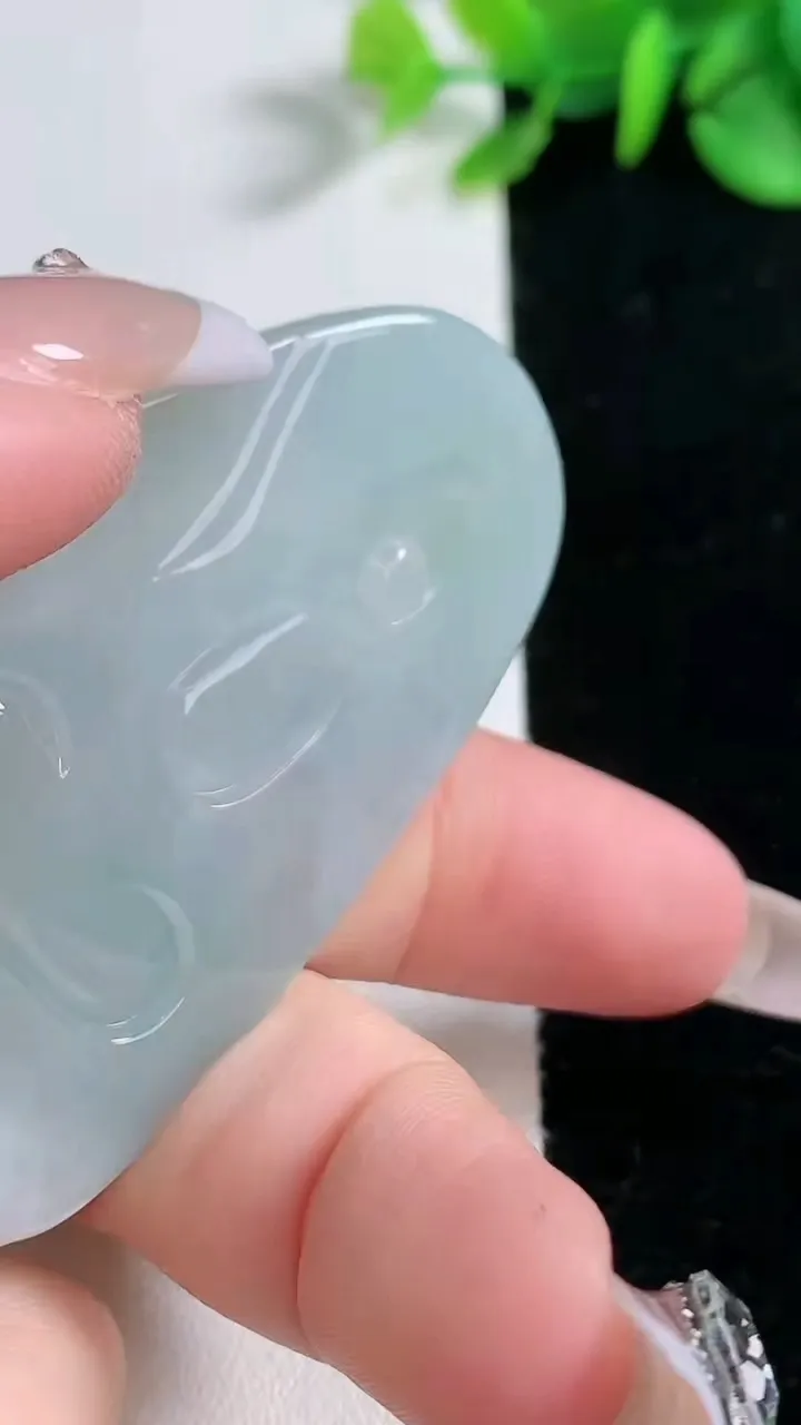 天然A货翡翠观音菩萨吊坠，尺寸58.8-37.3-5.7，重量:25.31g
12月30日