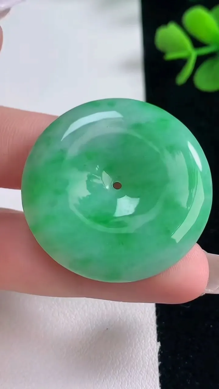 天然A货翡翠平安扣吊坠，尺寸35.3-5.7，重量:15.38g
12月30日