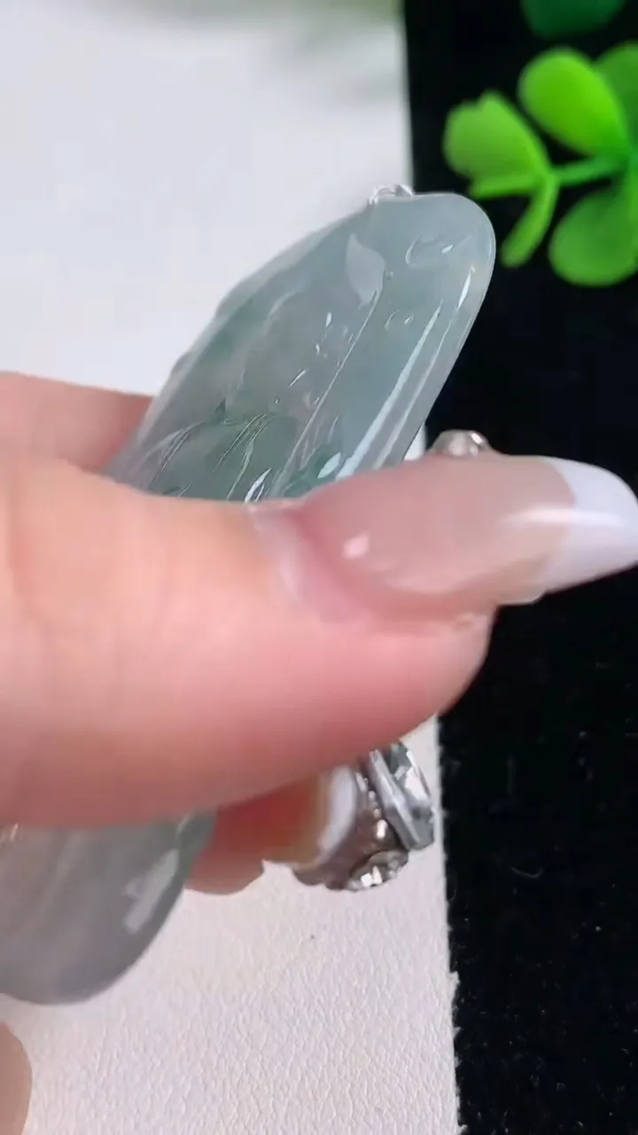 天然A货翡翠种飘花大日如来吊坠，尺寸62-39.3-6，重量:30.21g
12月30日