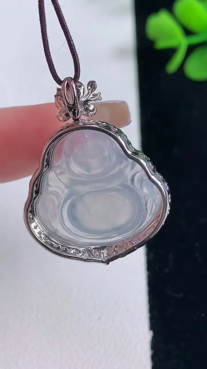 天然A货翡翠种飘花佛公吊坠，尺寸29.6-23.3-8.7，裸石19.5-20.6重量:4.54g
12月30日