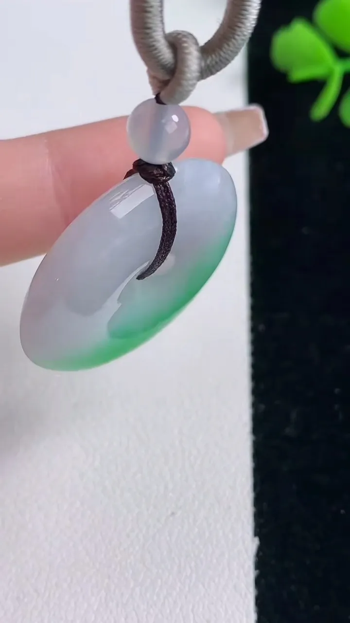 天然A货翡翠平安扣吊坠，尺寸30.2-6.4，重量:15.88g
12月30日