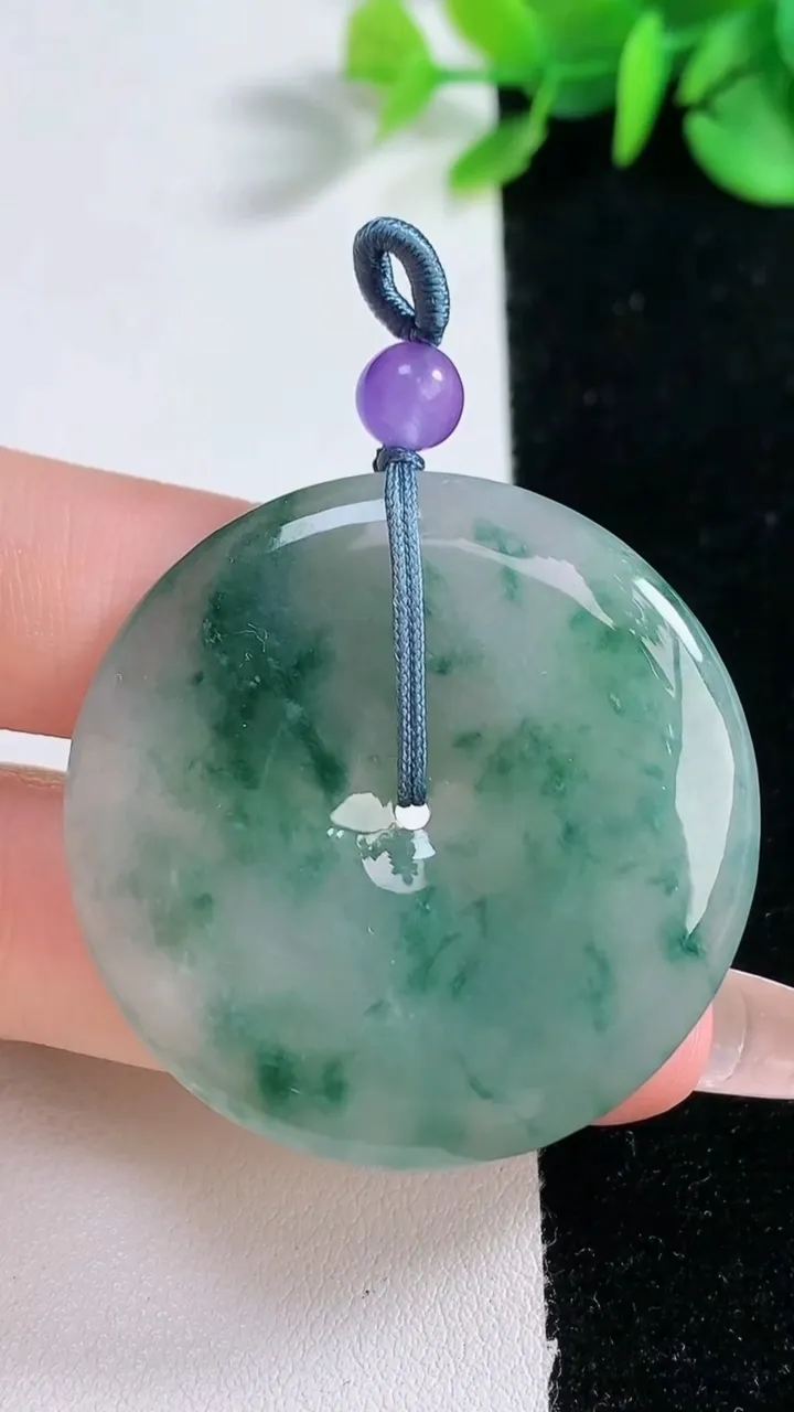 天然A货翡翠冰种飘花平安扣吊坠，尺寸39.2-5.3，重量:18.33g
12月30日