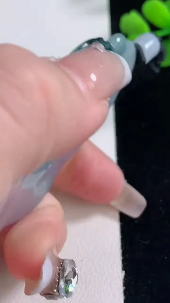 天然A货翡翠种飘花一念之间吊坠，尺寸66.8-36.8-11.4，重量:52.17g
12月30日