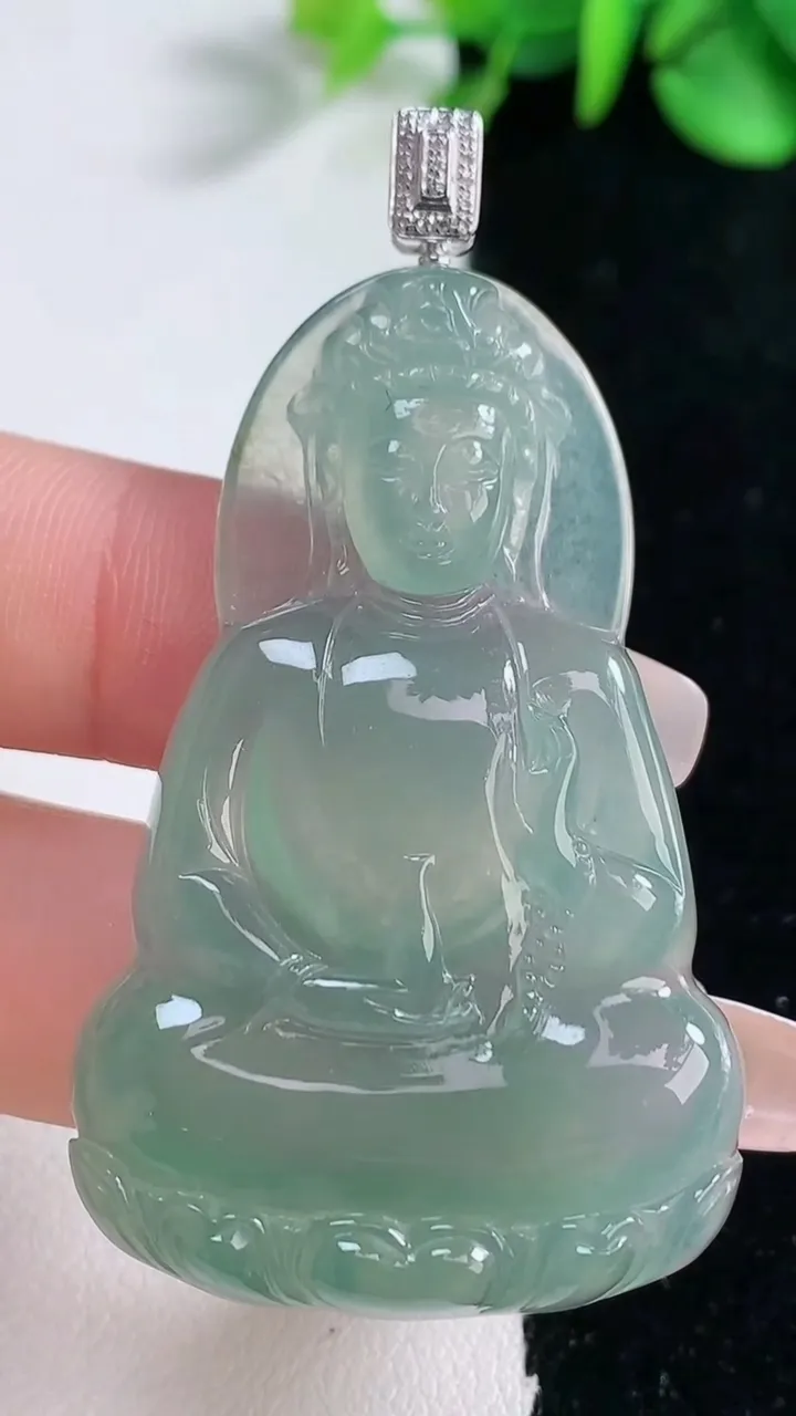 天然A货翡翠观音菩萨吊坠，尺寸50.5-32.2-5.9，重量:17.46g
12月31日