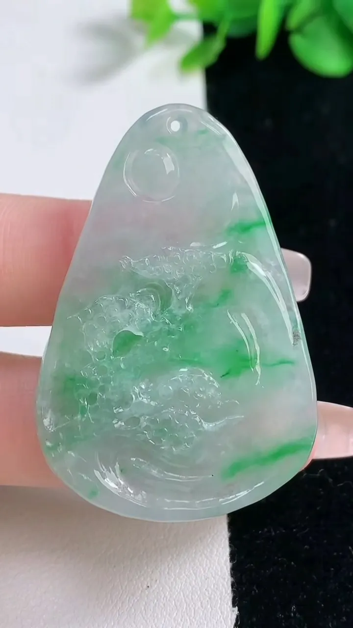 天然A货翡翠山水牌吊坠，尺寸48-33.5-4.8，重量:14.52g
12月31日