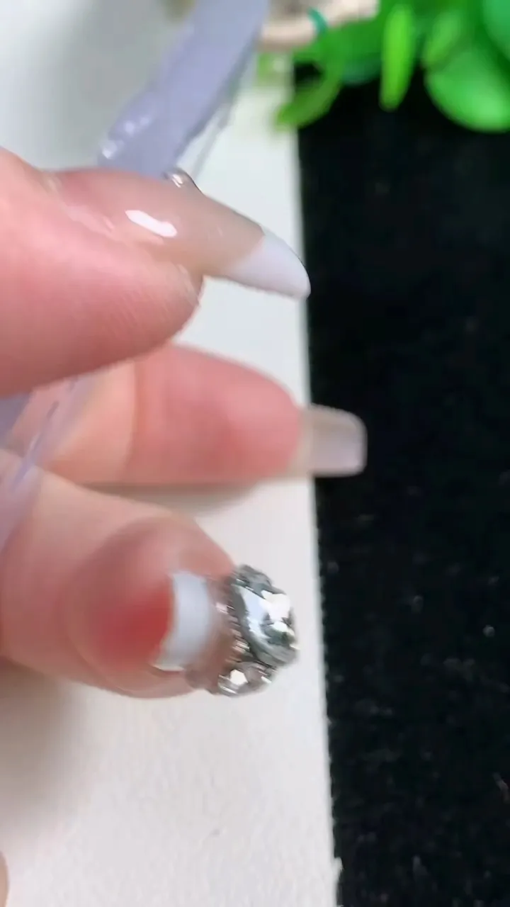 天然A货翡翠种紫罗兰大势至菩萨吊坠，尺寸71-45-6.5，重量:52.72g
12月31日