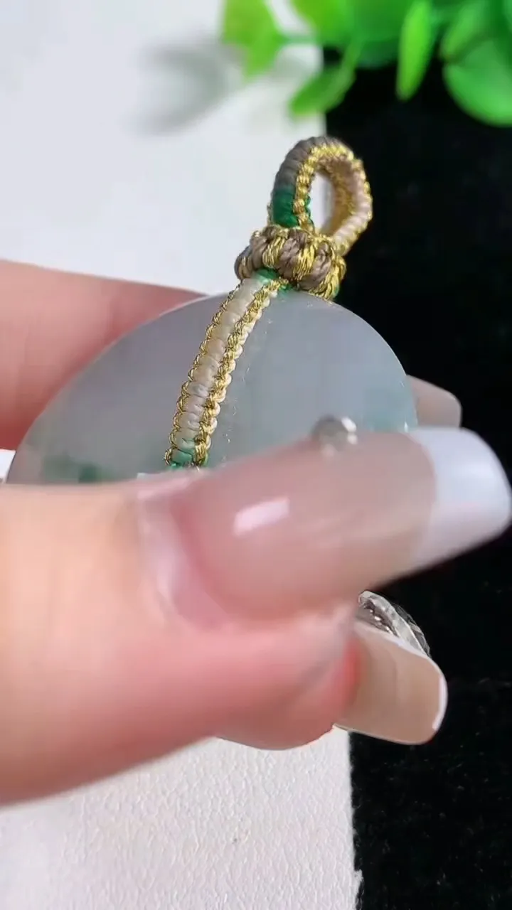 天然A货翡翠冰种飘花平安扣吊坠，尺寸36.2-5.4，重量:16.47g
12月31日