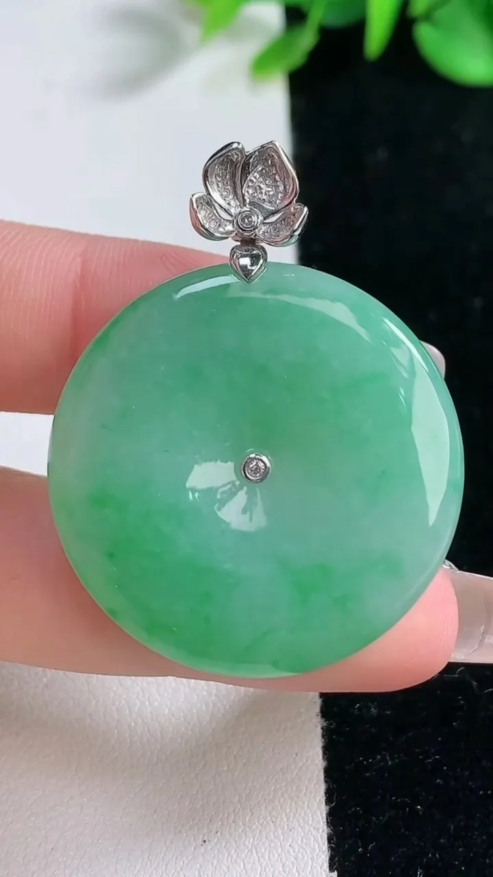 天然A货翡翠平安扣吊坠，尺寸32.8-5.9，重量:15.63g
12月31日