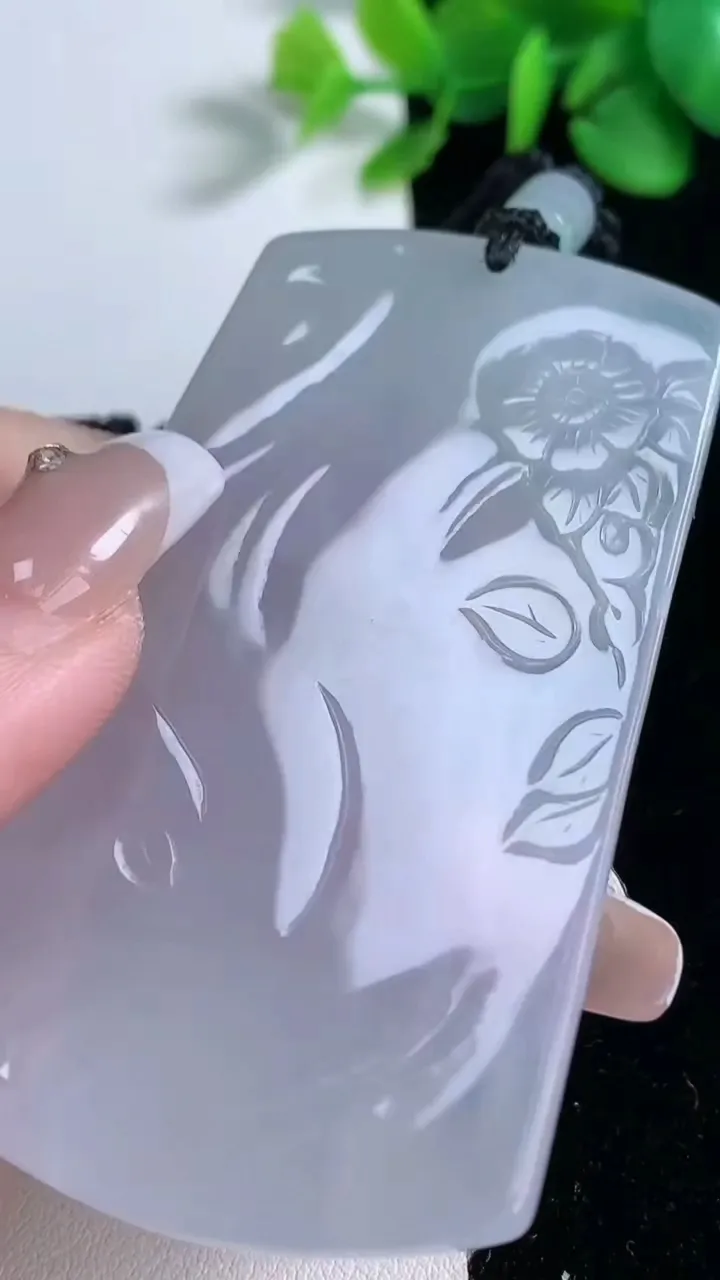 天然A货翡翠种白冰大势至菩萨吊坠，尺寸68.2-40.4-7，重量:45.83g
12月31日