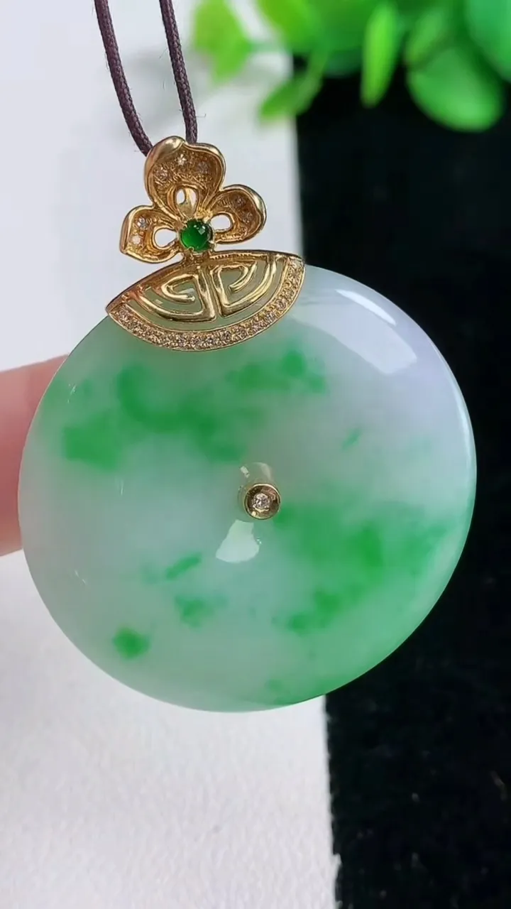 天然A货翡翠平安扣吊坠，尺寸34.3-5.6，重量:16.29g
12月31日