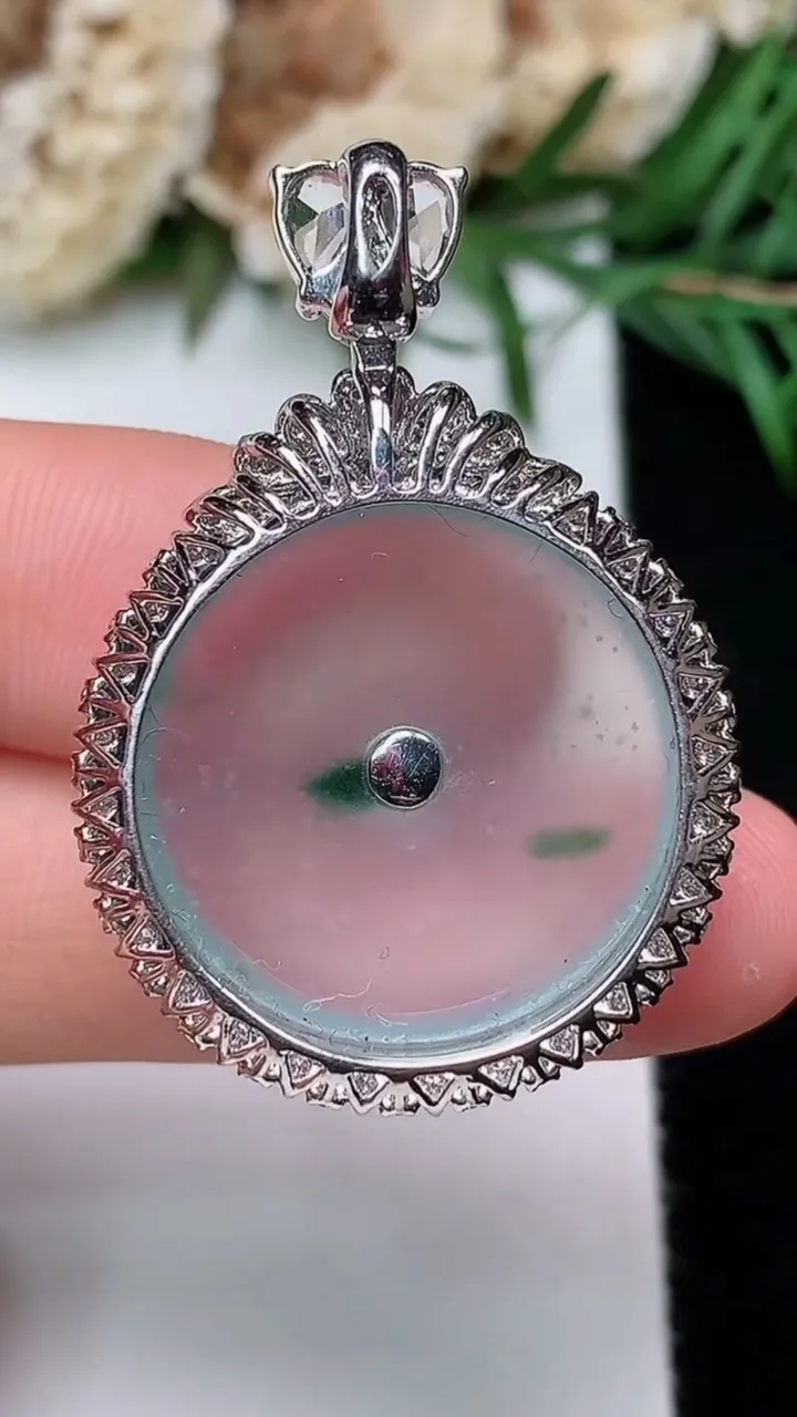 天然A货翡翠飘花平安扣吊坠，尺寸35.7-24.6-8.9，裸石21，重量:7.71g
12月31日