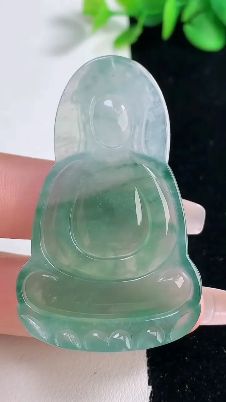 天然A货翡翠观音菩萨吊坠，尺寸54.3-34-5.6，重量:18.46g
12月31日