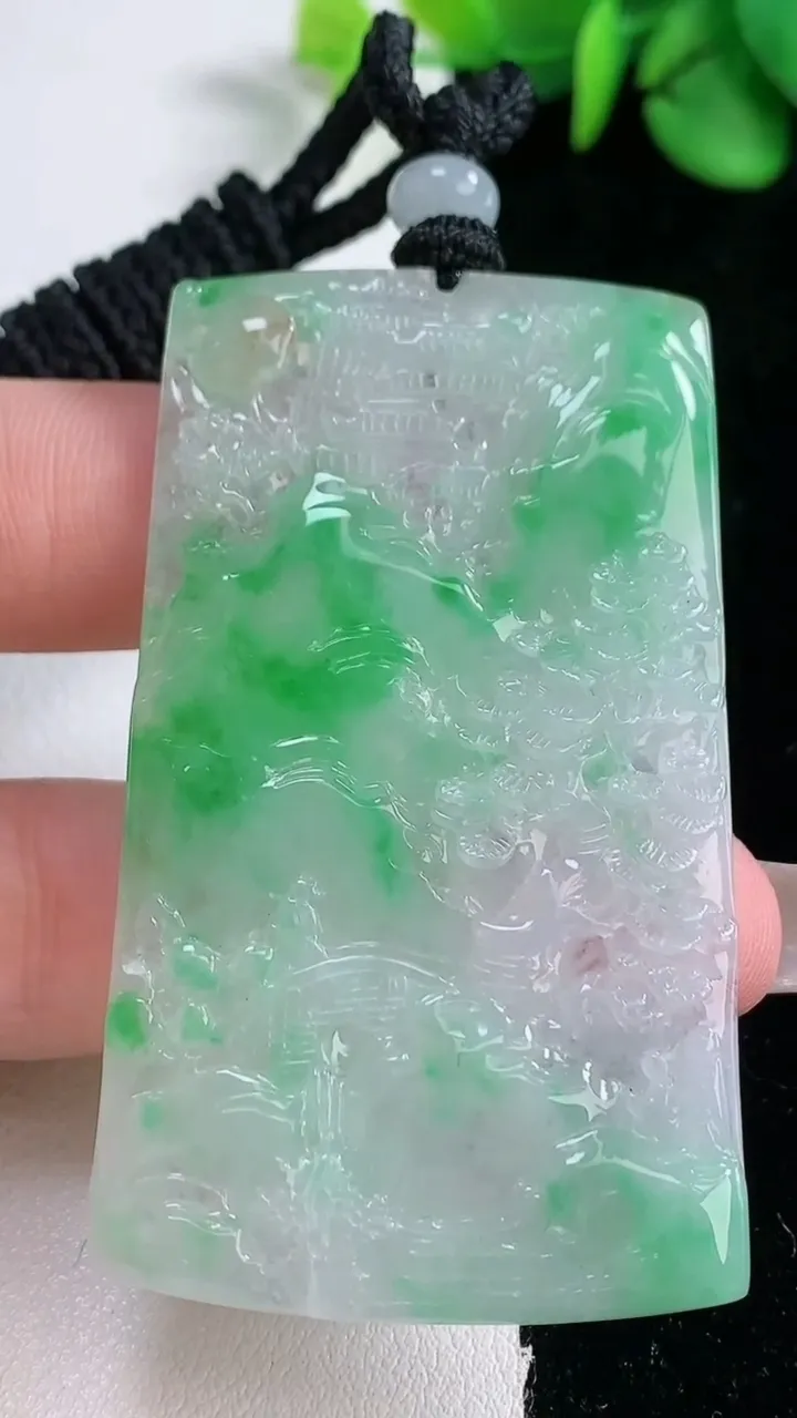 天然A货翡翠山水牌吊坠，尺寸59.8-34-5，重量:29.39g
12月31日