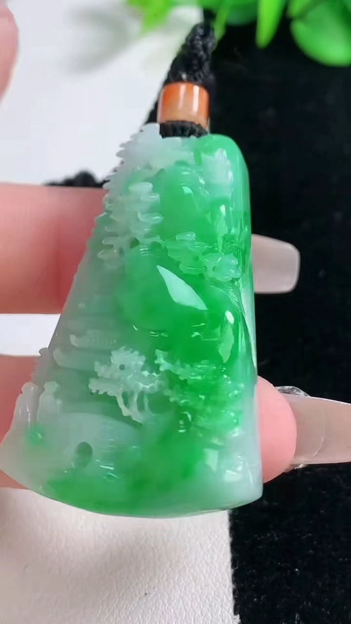 天然A货翡翠山水牌吊坠，尺寸44.5-26.7-11.2，重量:29.94g
12月31日