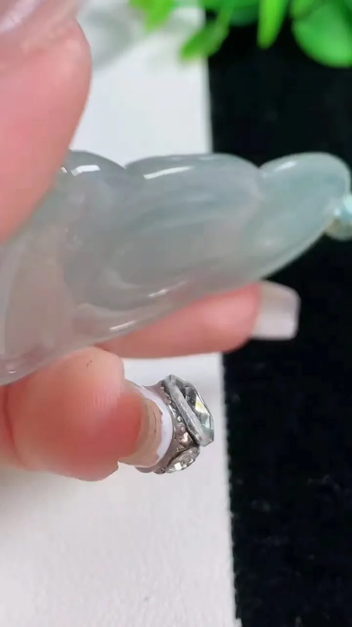 天然A货翡翠观音菩萨吊坠，尺寸55.2-30-4.9，重量:14.79g
12月31日