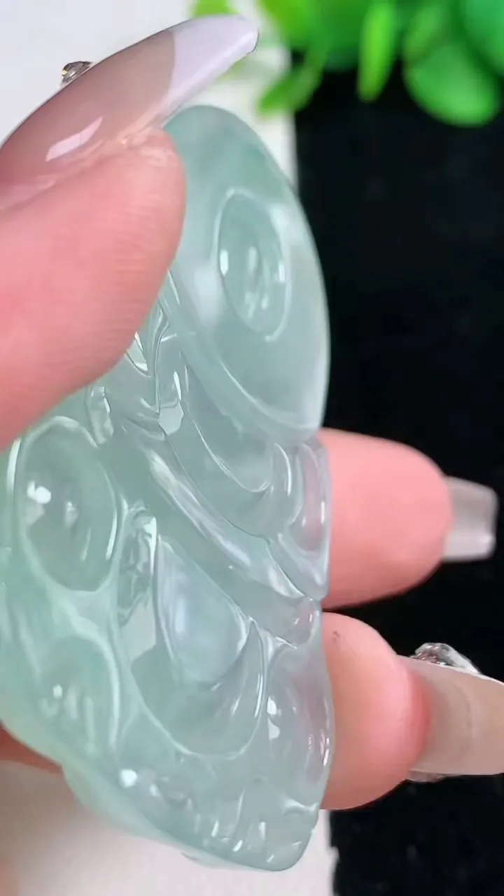 天然A货翡翠观音菩萨吊坠，尺寸57.2-37.2-5.6，重量:21.07g
12月31日