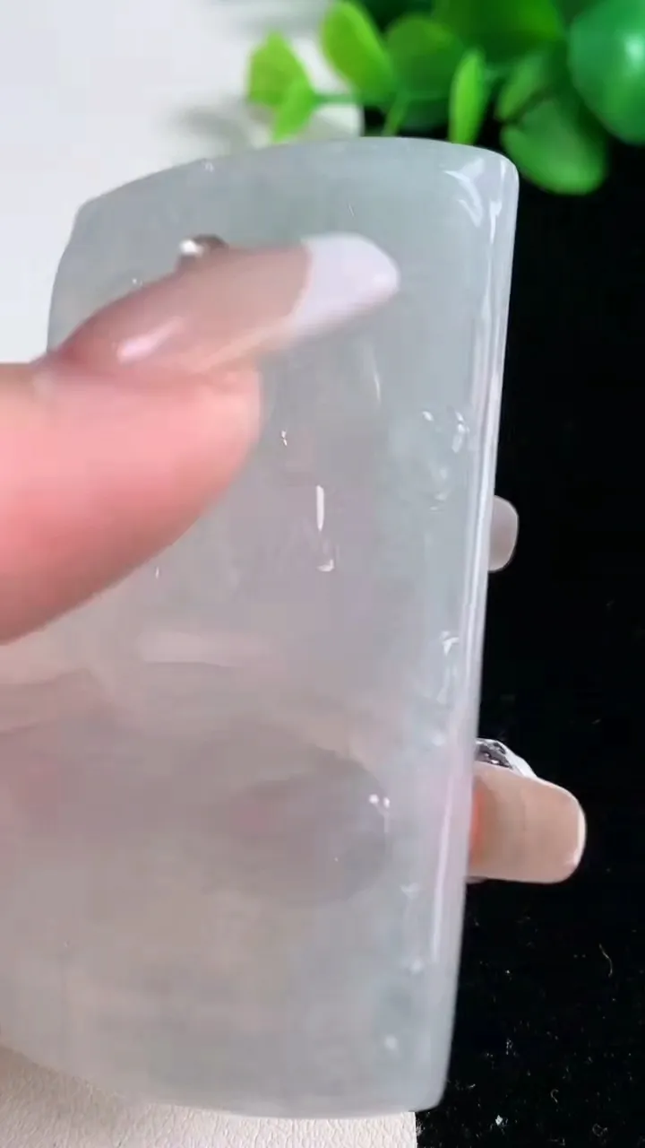 天然A货翡翠种白冰千手观音菩萨吊坠，尺寸68.8-43-5.5，重量:41.96g
12月31日