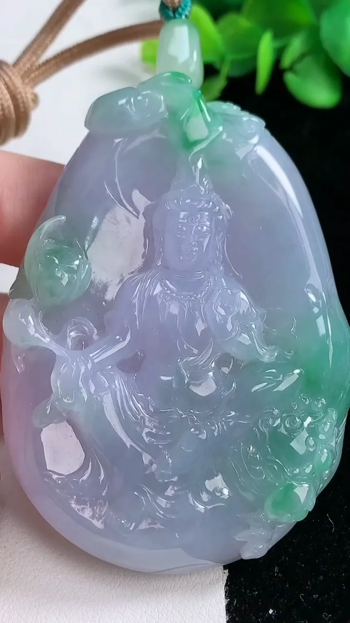 天然A货翡翠文殊菩萨吊坠，尺寸70.7-51-13.3，重量:105.54g
12月31日