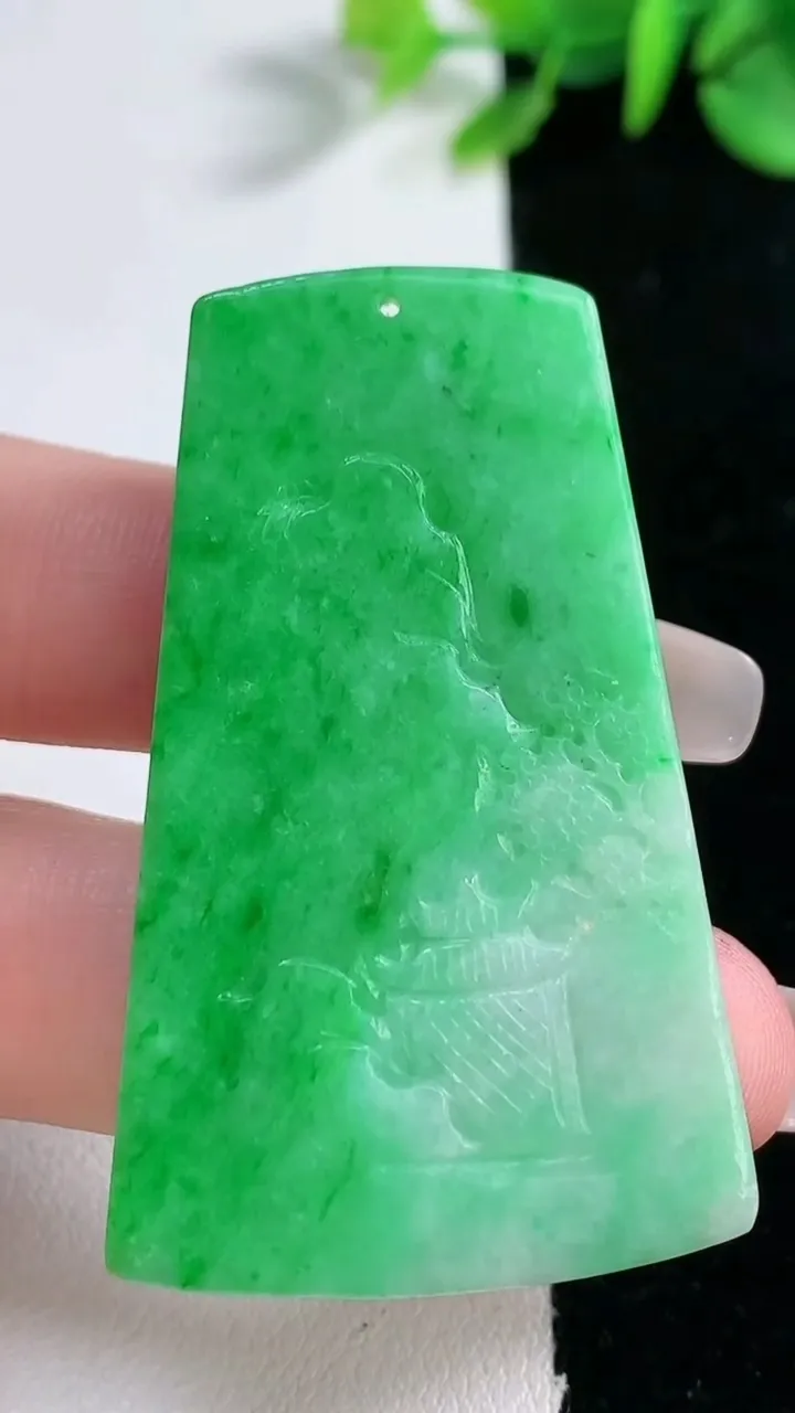 天然A货翡翠山水牌吊坠，尺寸50-30.3-4.8，重量:19.20g
12月31日