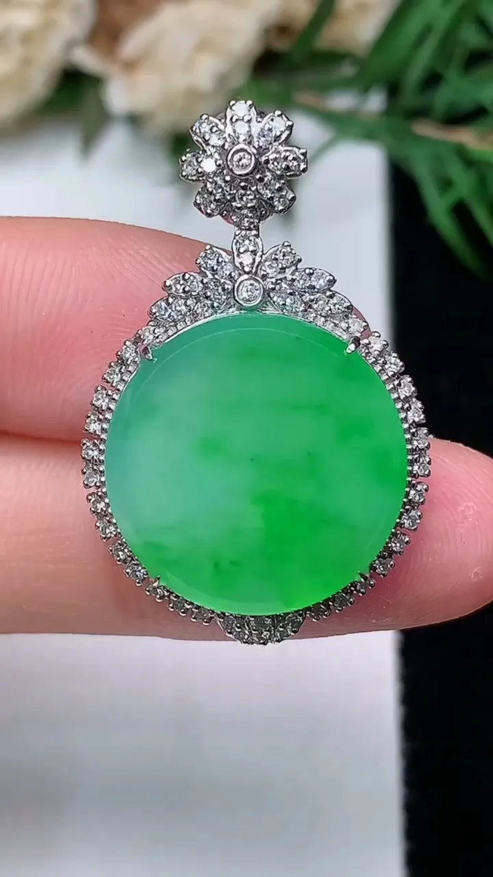 天然A货翡翠无事牌吊坠，尺寸30.8-19.8-7，裸石16.8，重量:5.00g
12月31日