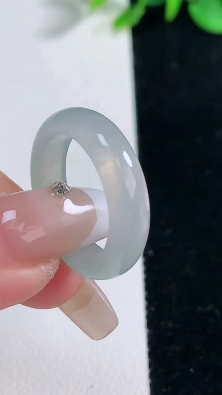 天然A货翡翠指环 戒指，尺寸18.3-5.4-3，重量:3.68g2025年12月31日
工厂直销收藏佳品,种好水足，色泽均匀，有种有色，上手高大气！