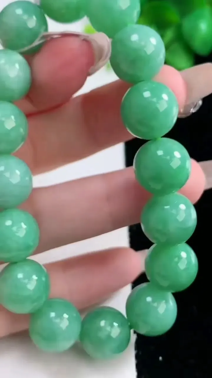 天然A货翡翠圆珠手串，尺寸12.3-16颗，重量:49.92g12月31日
工厂直销收藏佳品,种好水足，色泽均匀，有种有色，上手高大气！