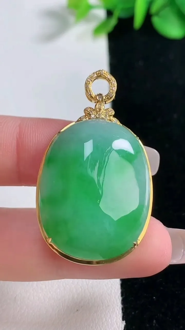 天然A货翡翠蛋面吊坠，尺寸41-23.5-10.7，裸石28.6-22重量:11.48g
12月31