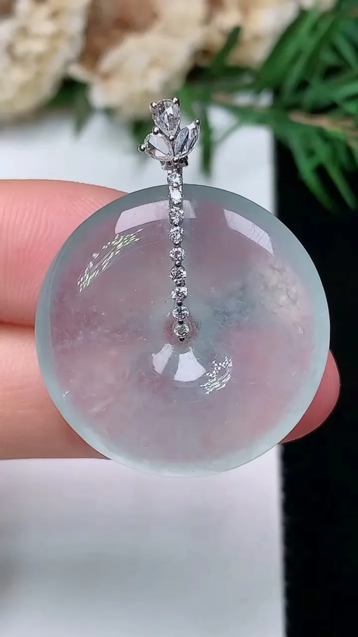 天然A货翡翠白冰平安扣吊坠，尺寸25.3-5.4，重量:7.49g
12月31日