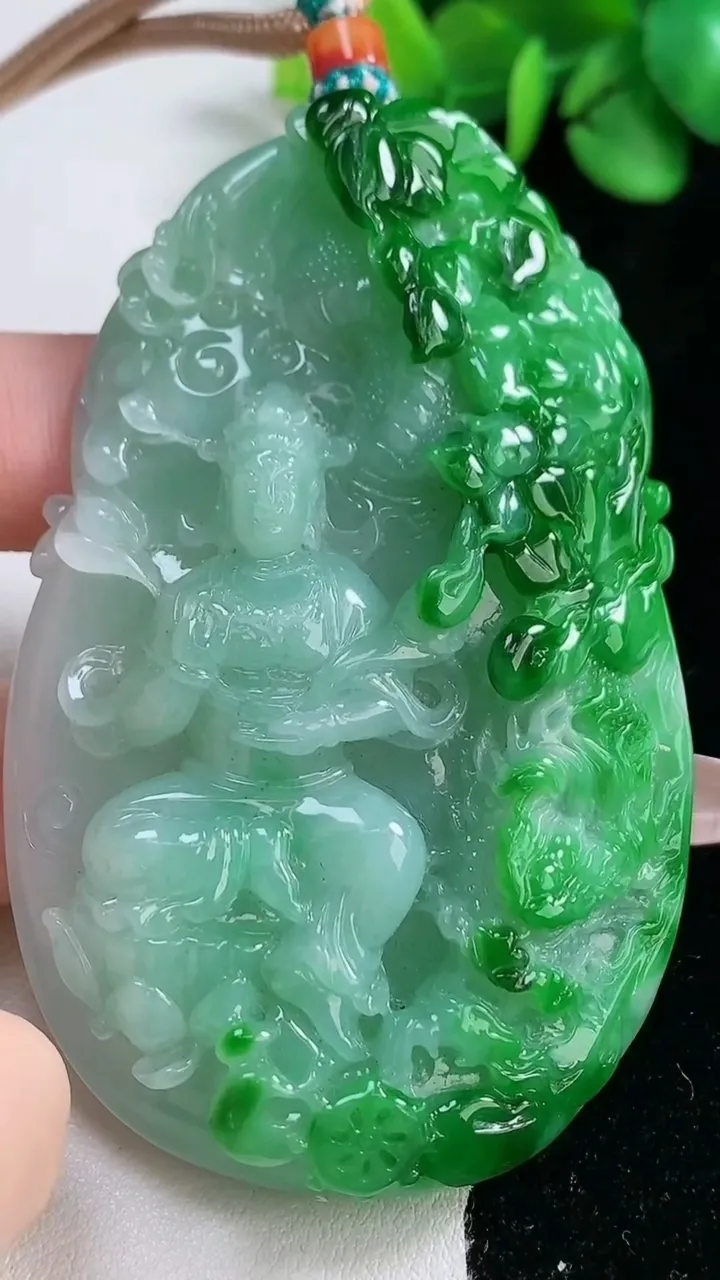 天然A货翡翠祥龙观音菩萨吊坠，尺寸76.5-48-11.3，重量:81.44g
12月31日