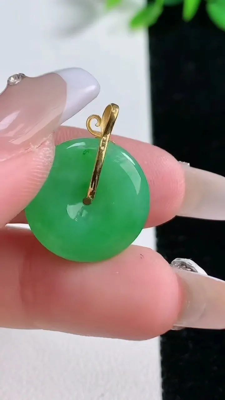 天然A货翡翠平安扣吊坠，尺寸17.6-3.5，重量:2.43g
12月31日