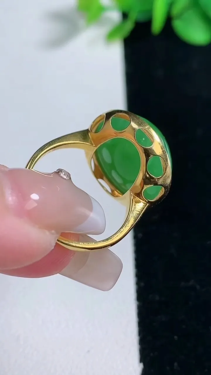 天然A货翡翠蛋面戒指，尺寸17.6-19-8.7，重量:6.47g2025年12月31日
工厂直销收藏佳品,种好水足，色泽均匀，有种有色，上手高大气！
