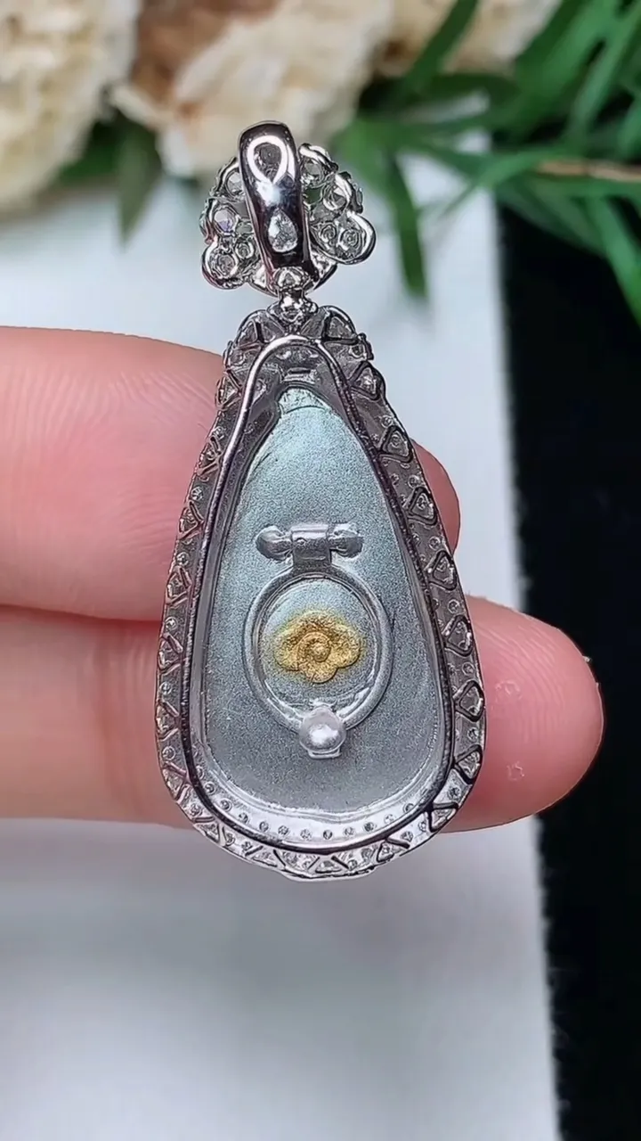 天然A货翡翠白冰福豆吊坠，尺寸34.4-15-9，裸石20.6-11.5，重量:4.01g
12月31日，重量:4.01g