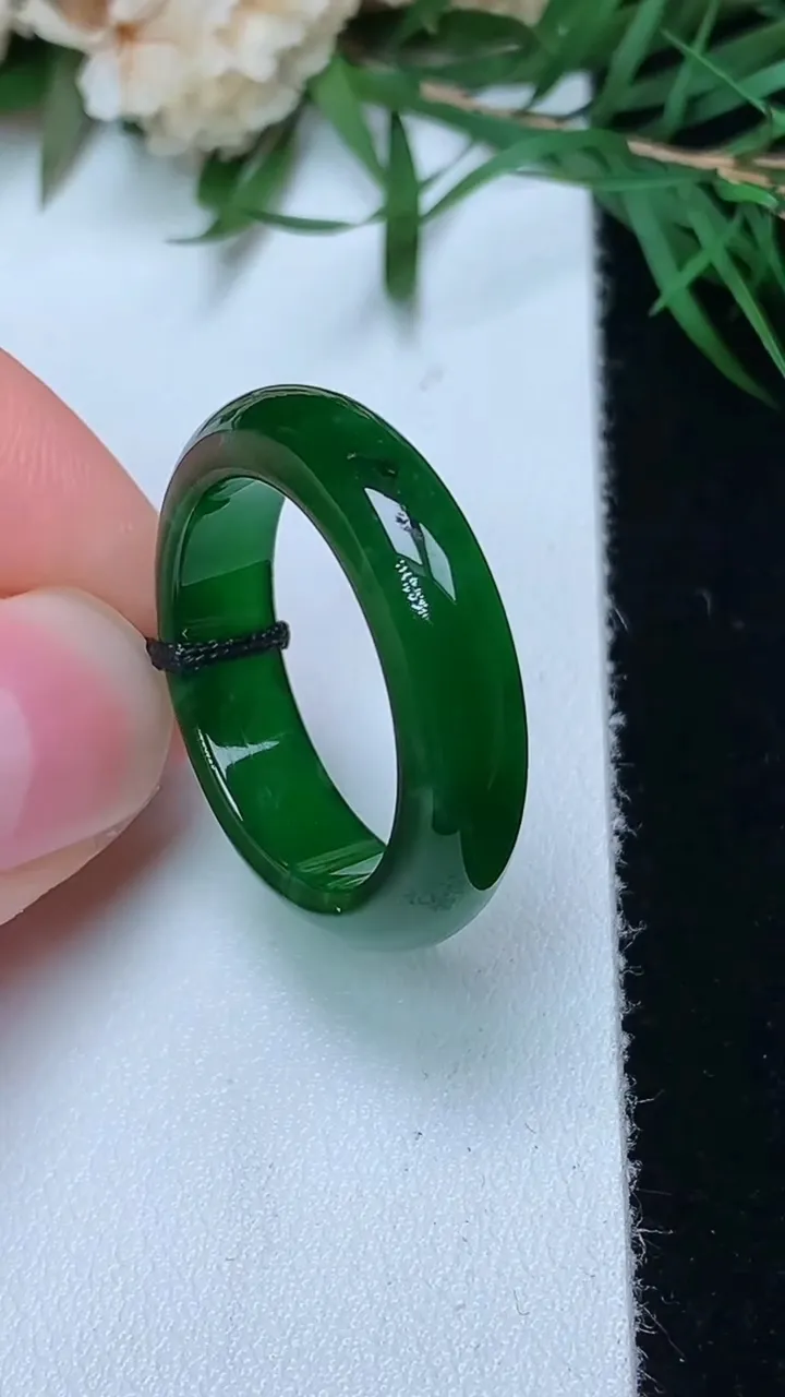 天然A货翡翠指环戒指，尺寸18.3-5.8-3.4，重量:3.77g2025年12月31日
工厂直销