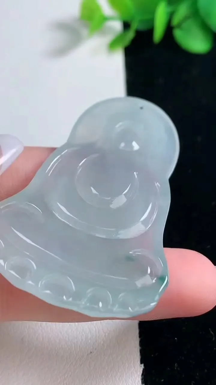 天然A货翡翠种飘花素衣观音菩萨吊坠，尺寸57-36.3-5.5，重量:20.83g
12月31日