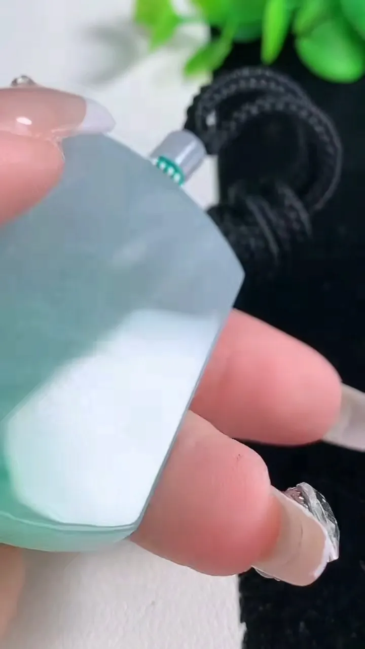 天然A货翡翠无事牌吊坠，尺寸51.5-37.5-5.9，重量:36.78g
12月31日