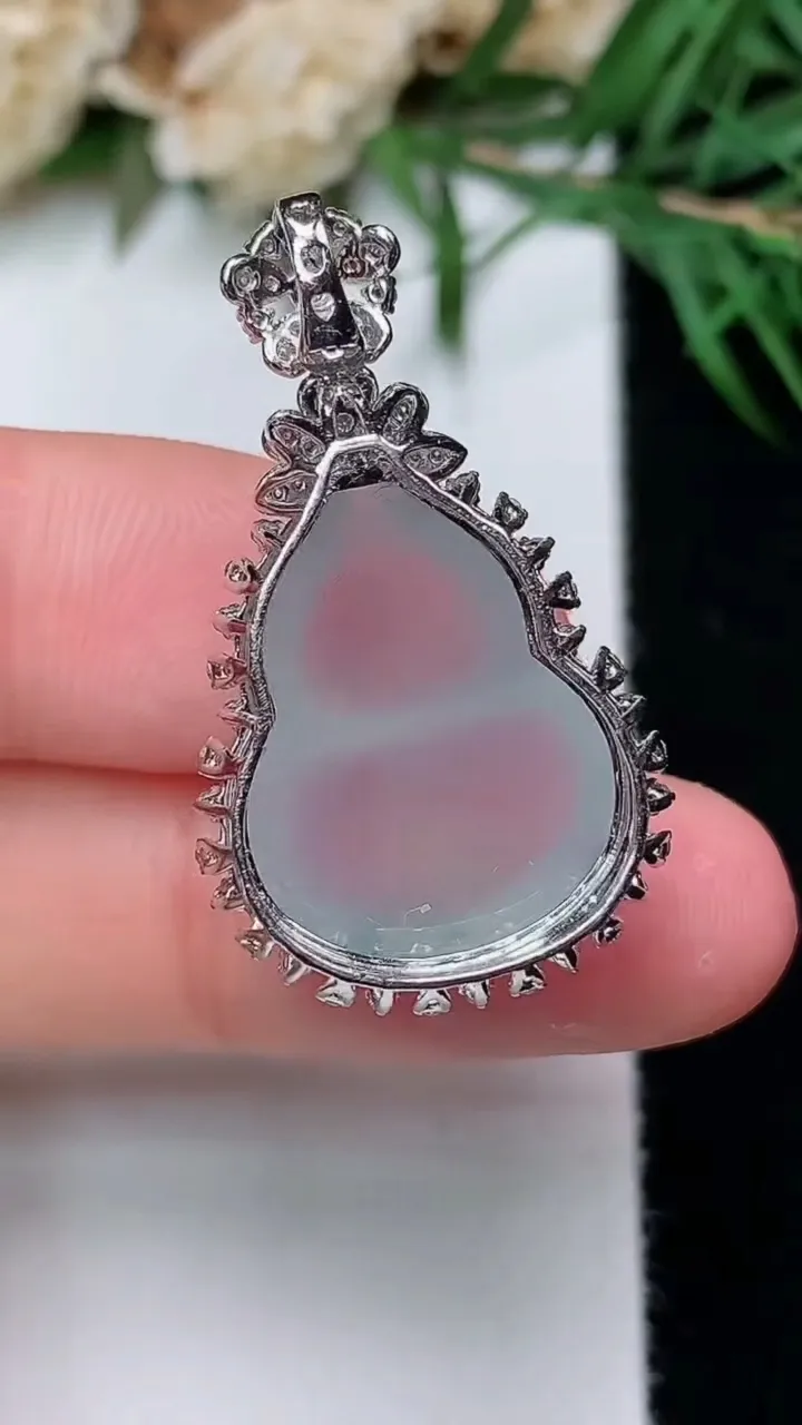 天然A货翡翠白冰葫芦吊坠，尺寸31.3-18-12.2，裸石19.5-15.2，重量:5.19g
12月31日