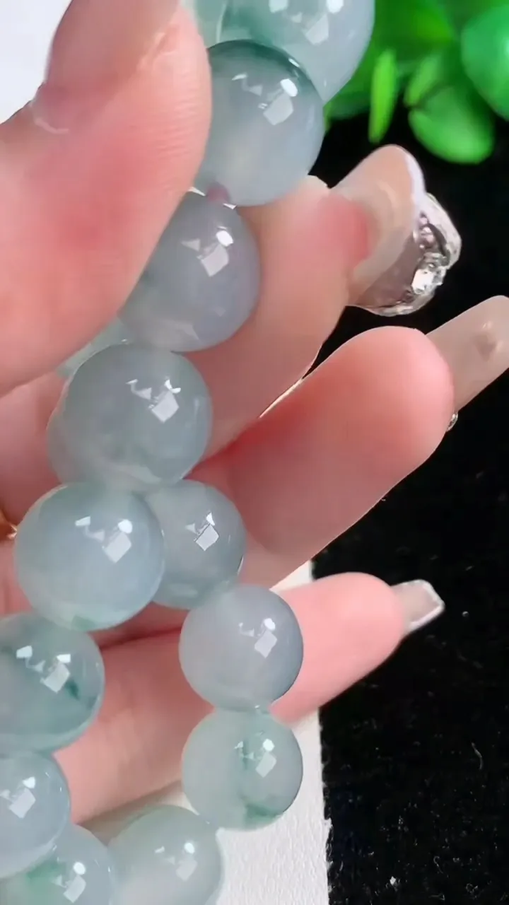 天然A货翡翠种飘花圆珠手串，尺寸12.4-11.6-17颗，重量:47.82g12月31日
工厂直销收藏佳品,种好水足，色泽均匀，有种有色，上手高大气！