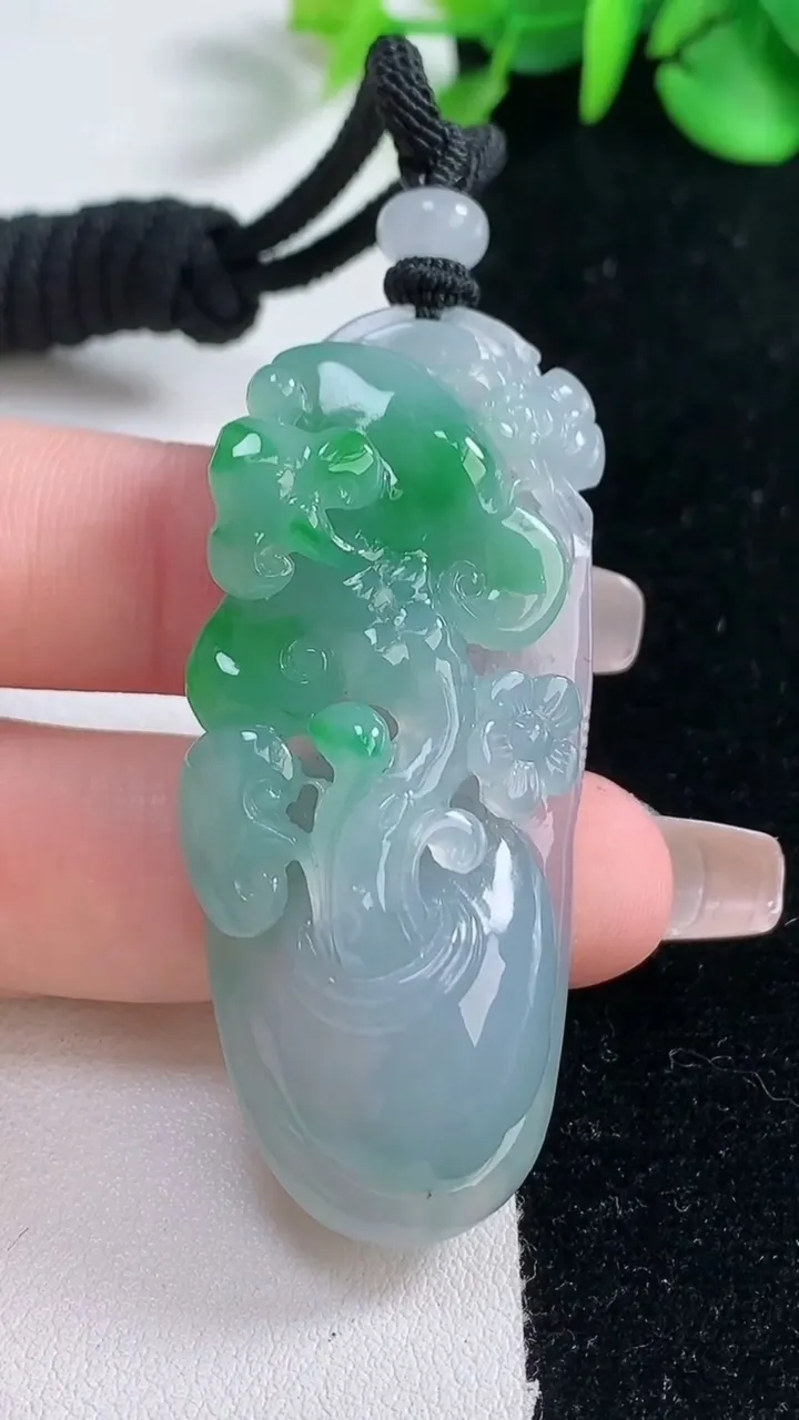 天然A货翡翠梅花吊坠，尺寸54-21.6-12.2，重量:26.65g
12月31日