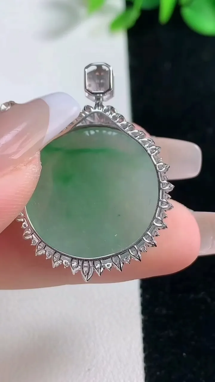 天然A货翡翠无事牌吊坠，尺寸35.5-25.5-7.5，裸石22.6重量:7.40g
12月31日