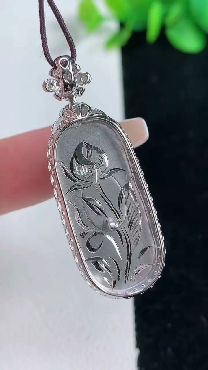 天然A货翡翠金枝玉叶 叶子吊坠，尺寸40-14-7.3，裸石28-12.6重量:5.78g
12月31日