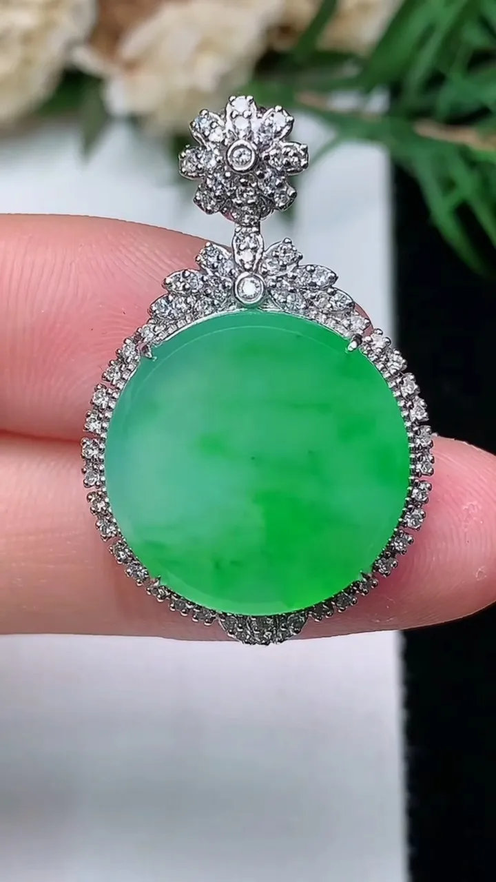 天然A货翡翠无事牌吊坠，尺寸30.8-19.8-7，裸石16.8，重量:5.00g
12月31日