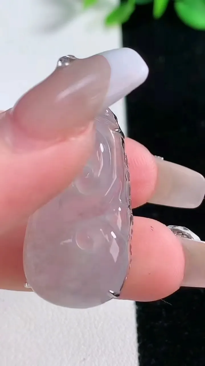 天然A货翡翠种白冰如意吊坠，尺寸32.3-17.3-7，重量:6.24g
12月31日