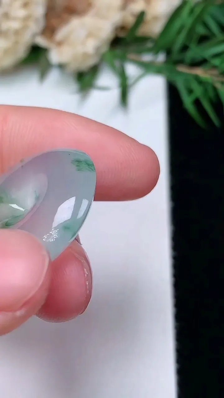 天然A货翡翠飘花平安扣吊坠，尺寸22.6-5.8，重量:5.66g
12月31日