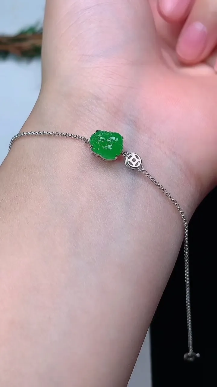 天然A货翡翠貔貅手链，尺寸7.8-6.5-5.7，重量:1.48g
12月31日