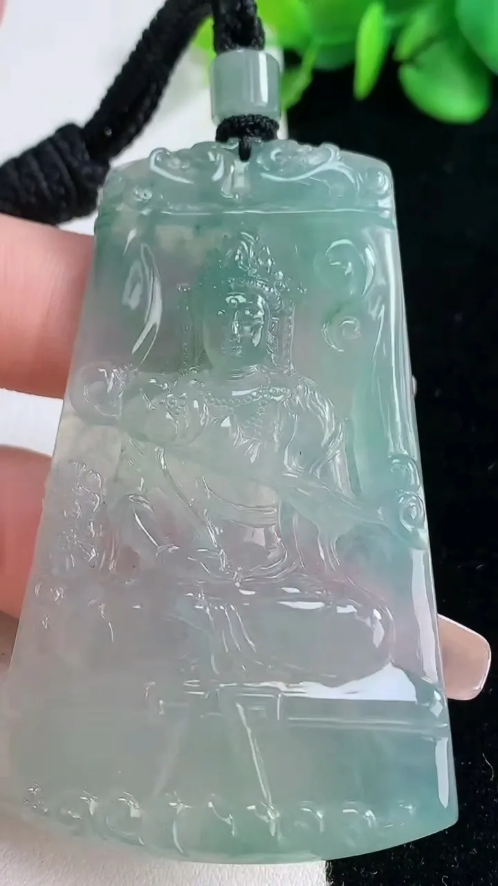 天然A货翡翠大势至菩萨吊坠，尺寸66.7-40.4-5.2，重量:37.80g
12月31日