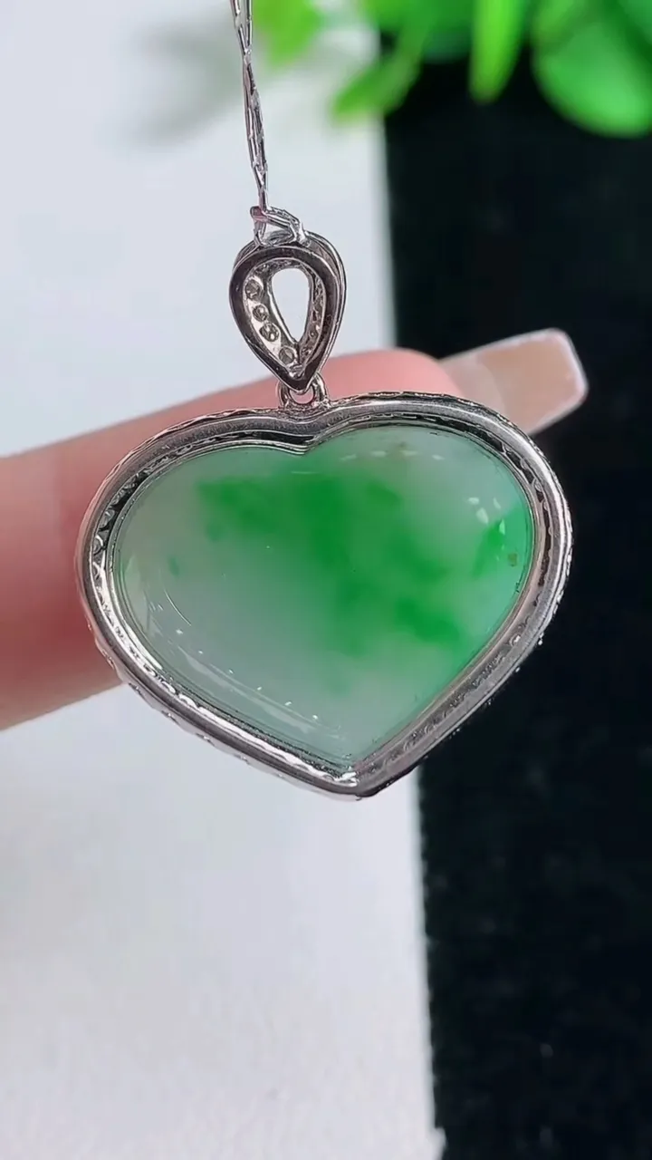 天然A货翡翠爱心吊坠，尺寸26-22.8-9，裸石16-20重量:5.47g
12月31日