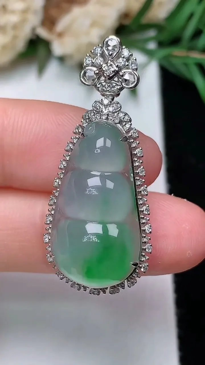 天然A货翡翠福豆吊坠，尺寸35.6-15.3-10，裸石22.5-12.3，重量:4.05g
12月31日