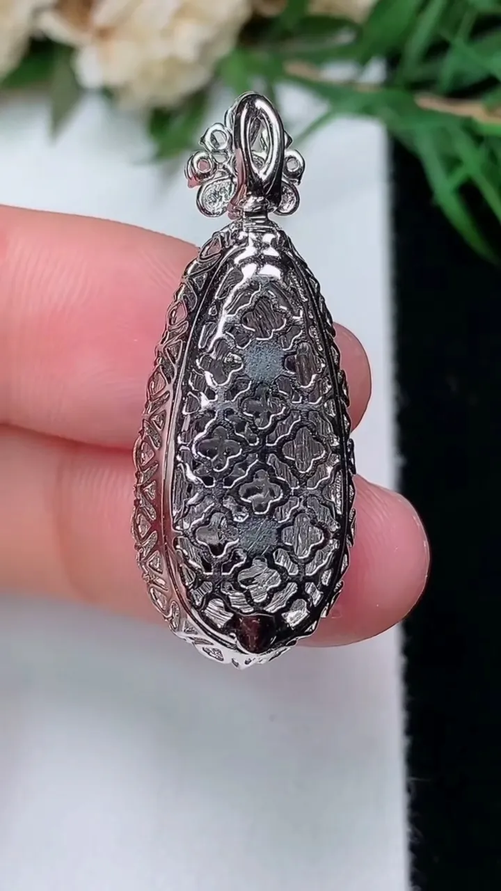 天然A货翡翠白冰福豆吊坠，尺寸32.9-13-10.2，裸石20.6-9.5
12月31日